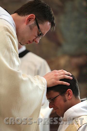 2010.07.10_11.04.46.jpg - Ganz wichtig im Ritual der Priesterweihe ist die Handauflegung des Bischofs und durch jeden einzelnen anwesenden Priester.