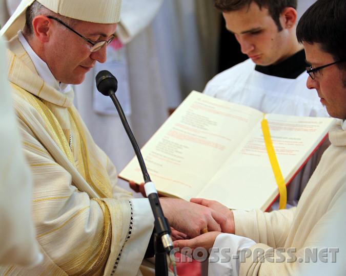 2010.07.10_11.15.58.jpg - Weihbischof Dr.Anton Leichtfried salbt die Hände von P.Florian Ehebruster, was der eigentliche Akt der Priesterweihe ist.