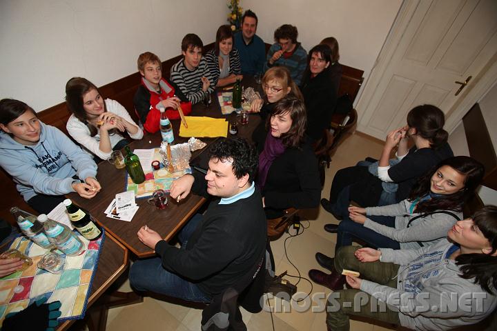 2010.12.03_22.15.46.jpg - Im Stberl gehts lustig zu: Bei Pizzastangerl und Saft sitzen die Jugendlichen nach der Vesper gemtlich beisammen und erzhlen sich Witze.