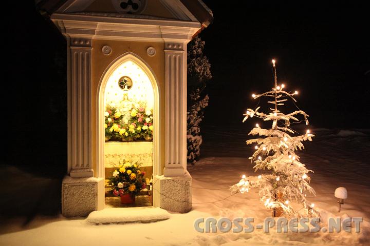2010.12.03_23.29.18.jpg - Eine weihnachtlich geschmckte Kapelle in der Nhe des Stiftes.