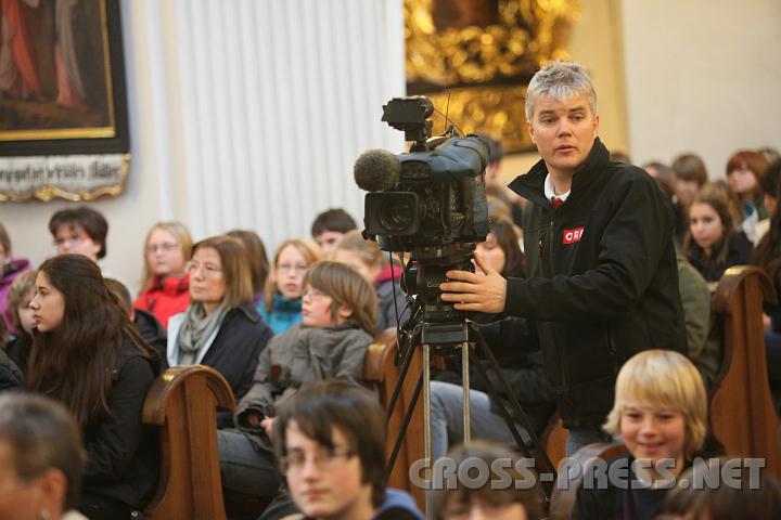 2011.03.21_10.44.32.jpg - ORF bei der Benediktus-Messe.  Es ist schön zu sehen, dass sich Medien gelegentlich auch für positive Meldungen aus der Kirche interessieren.  :)))