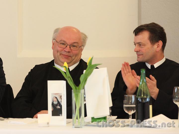 2012.03.21_14.26.22_01.jpg - P.Petrus am Tisch mit Subprior P.Laurentius Resch.