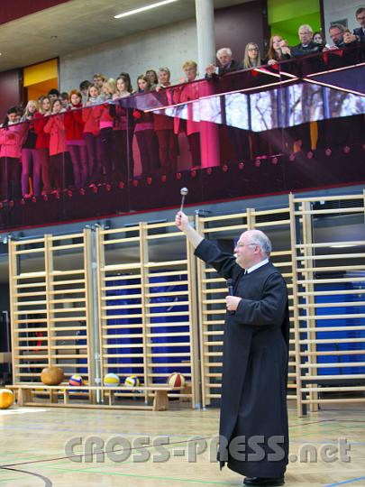 2012.03.21_12.43.43.jpg - Gymnasialdirektor P.Petrus Pilsinger segnet die neue Sporthalle.