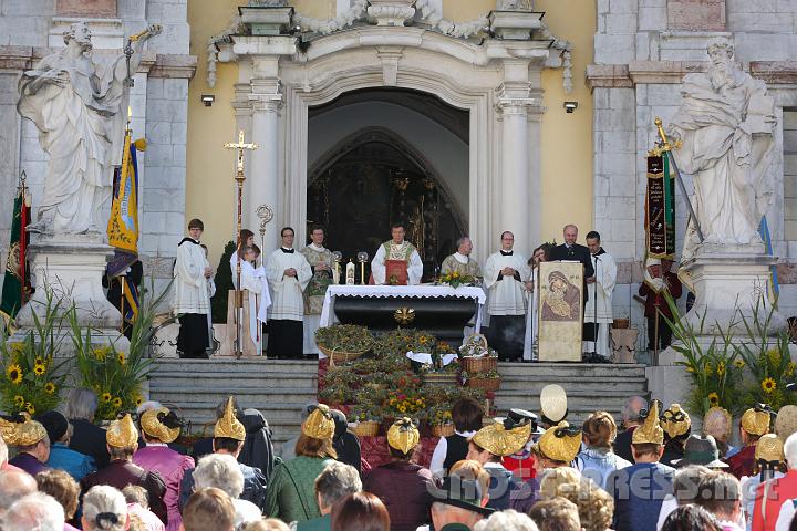 2012.08.15_10.02.40.jpg - Goldhauben am Fuße des Altars; hinter Abt Berthold ist in der Stiftskirche das Altarbild mit der Darstellung Mariä Himmelfahrt zu erahnen.