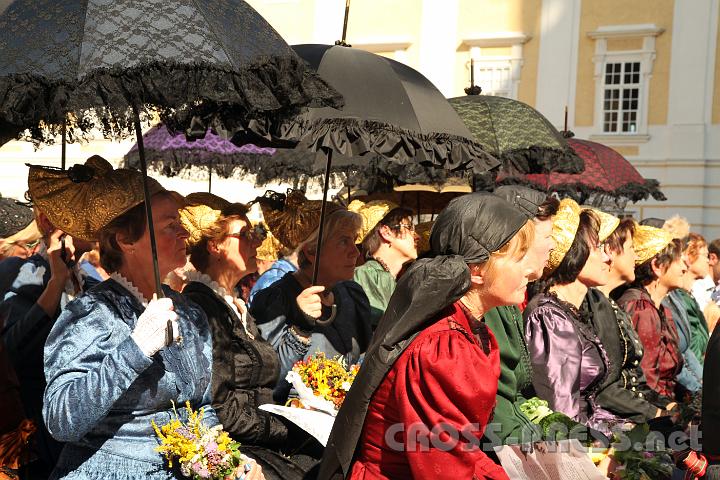 2012.08.15_10.07.10.jpg - Die Schirme sind nicht nur Accessoires zur Tracht.  Sie erwiesen sich beim langen Sitzen in der prallen Sonne als sehr nützlich.   :)