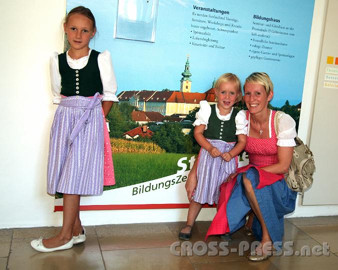 2012.08.15_10.45.44.jpg - Johanna und Elisabeth mit ihrer Mama als Models im kühlen Stiftsgang.