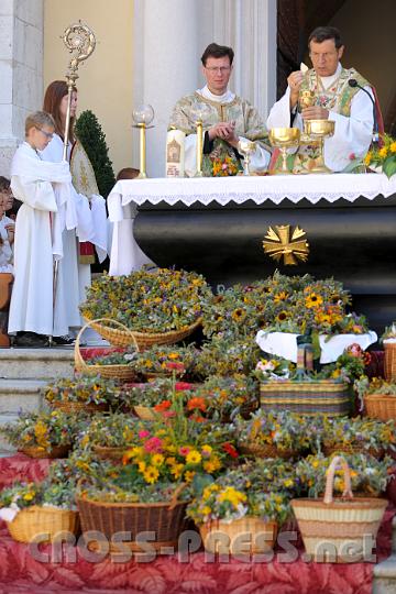 2012.08.15_11.00.00.jpg - P.Dominik Riegler und Abt Berthold bei der Feier der heiligen Messe. Auf den Stufen vor dem Altar standen viele Körbe, gefüllt mit duftenden bunten Heilkräutersträußchen.