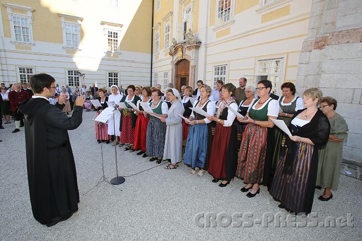 2012.08.15_11.01.48.jpg - P.Florian Ehebruster dirigiert den Kirchenchor