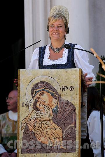 2012.08.15_11.23.11_01.jpg - Barbara Schwarz am Marienambo würde sich auch als Predigerin gut machen.
