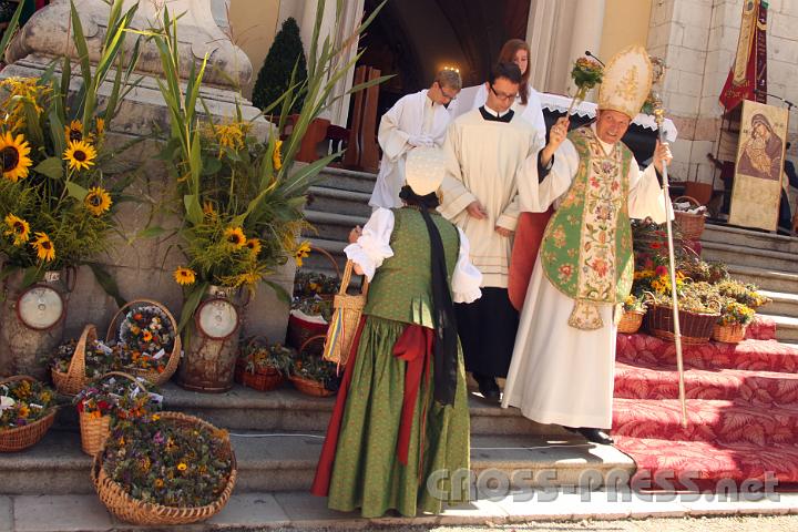 2012.08.15_11.34.44_c.jpg - Am Ende des Gottesdienstes und nach der Kräuterweihe segnet Abt Berthold noch alle Anwesenden mit seinem Kräuterbuschen. :)