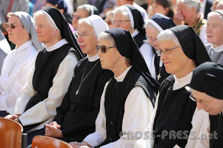 2012.09.16_14.08.14.jpg - Zahlreiche Ordensschwestern (u.a. aus Marienkron) nahmen am Jubiläumsgottesdienst teil.