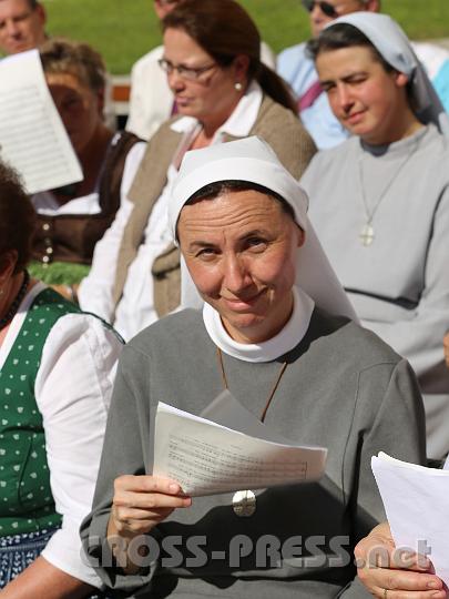 2012.09.16_14.12.32.jpg - Schwester Michaela von den Franziskanerinnen in Seitenstetten im Pfarrchor.