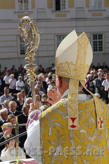2012.09.16_15.22.23.jpg - Bischof Küng erteilt den Schlusssegen.