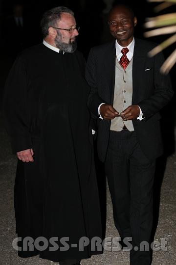 2012.09.16_19.46.08.jpg - Frater Udiskalk beim abendlichen Gedankenaustausch mit einem Gast aus Afrika.