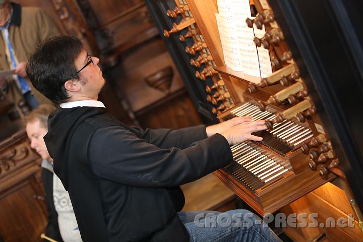 2012.11.04_11.04.43.jpg - An der Orgel: P.Florian Ehebruster.