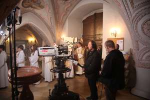 Pontifikales HochAmt am Christtag mit live ORF/ZDF Übertragung Abt Berthold, Patres und Ministranten warten ebenso wie die Kameramänner auf das Zeichen zum Einsatz.