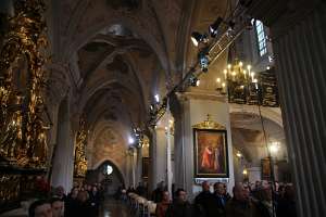 Pontifikales HochAmt am Christtag mit live ORF/ZDF Übertragung Wer diese Beleuchtungsschienen installiert, muss ein guter Kletterer sein!