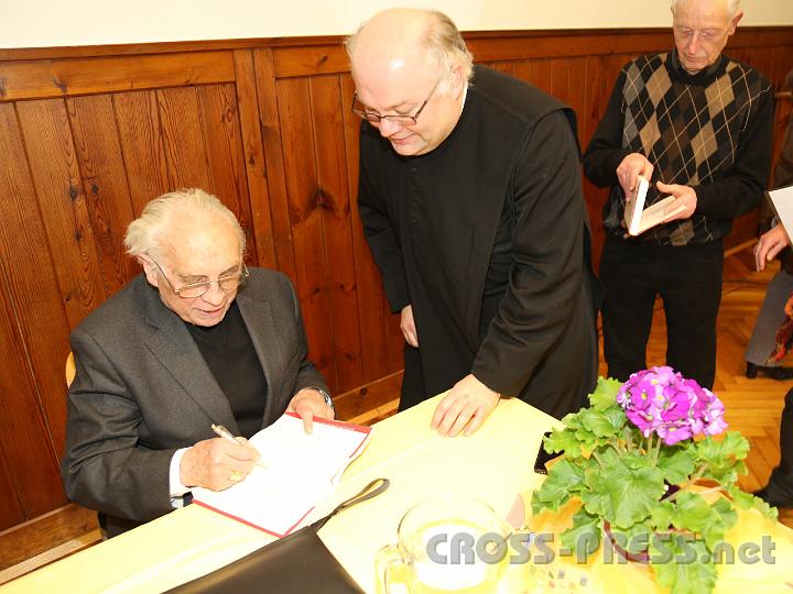 2013.01.29_21.20.15.jpg - P.Petrus lässt das Buch "Mein Leben für eine Kirche, die den Menschen dient" signieren.