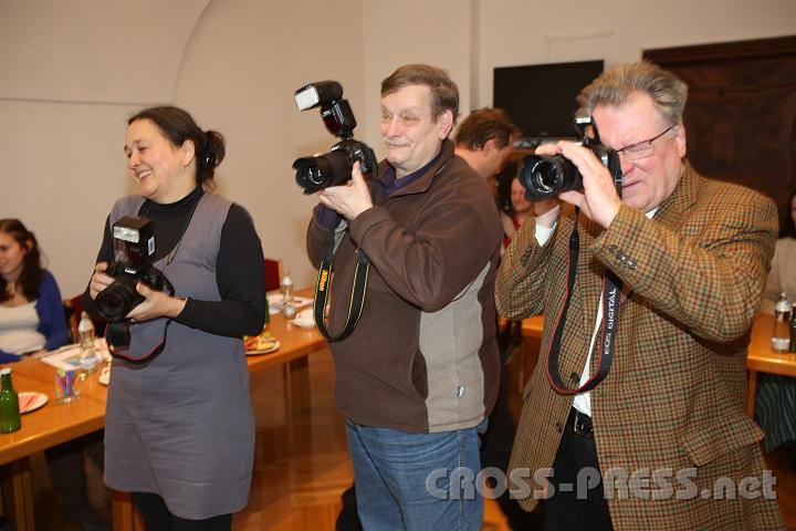 2013.02.09_11.12.42.jpg - Fototermin: das offizielle Pressefoto muss in den Kasten!