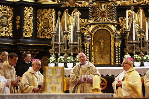 Benediktion von Abt Petrus durch Bischof Klaus Bischof Küng verleiht seiner Freude Ausdruck, P.Petrus heute zum Abt 