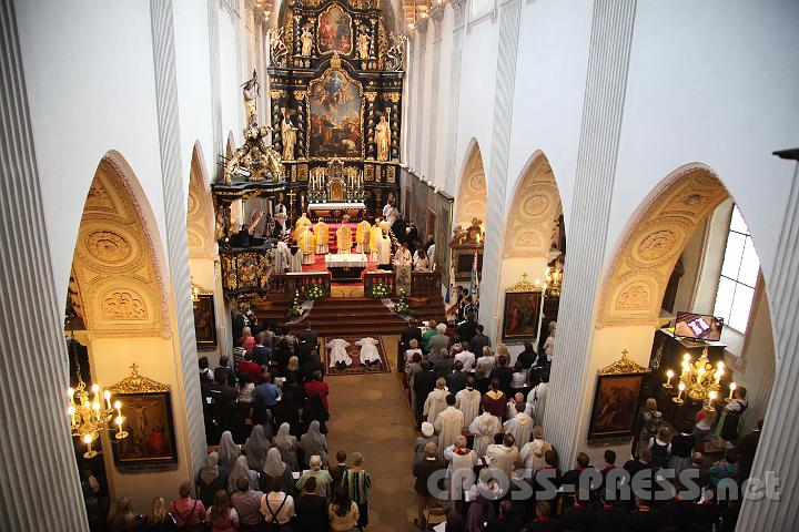 2013.06.30_15.41.55.jpg - Zum Hochaltar und somit zum Tabernakel gewendet werden die Heiligen um ihren Beistand für die beiden Weihekandidaten angerufen.