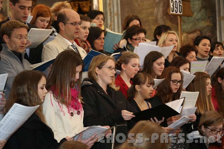 2014.03.21_10.01.15.jpg - Im Chor vertreten waren Schüler, ehemalige Schüler, Lehrer und Eltern.