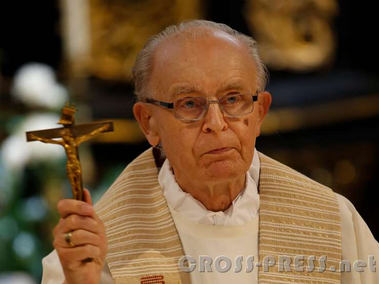 2015.07.10_11.33.57_83_c.JPG - Em. Bischof Franz Kamphaus spendet mit dem Kruzifix den Abchluss-Segen.