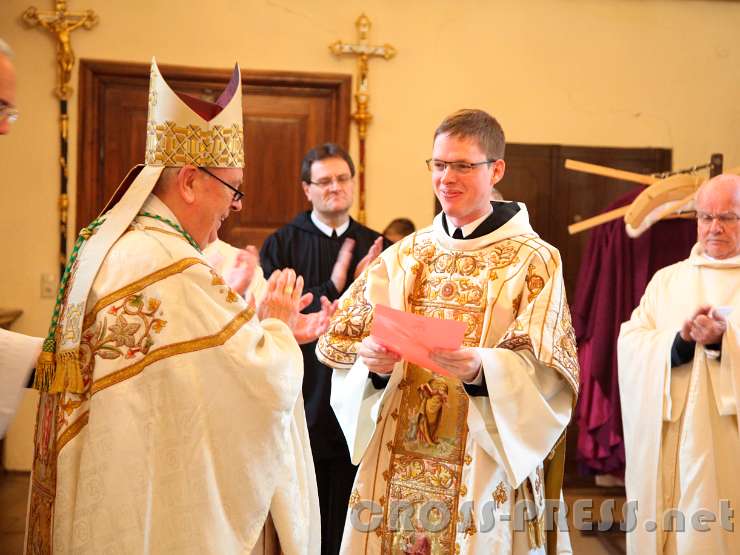 2015.11.28_11.45.26.jpg - Bischof Schwarz gratulieret den Fr. Matthäus