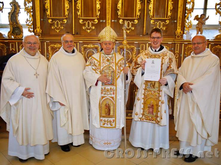 2015.11.28_11.46.07.JPG - Fr.Matthäus mit Bischof und Äbten