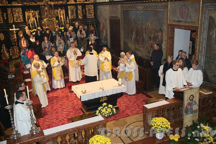 2016.11.06_10.46.44.jpg - Frater Benedikt beim Fürbittgebet.