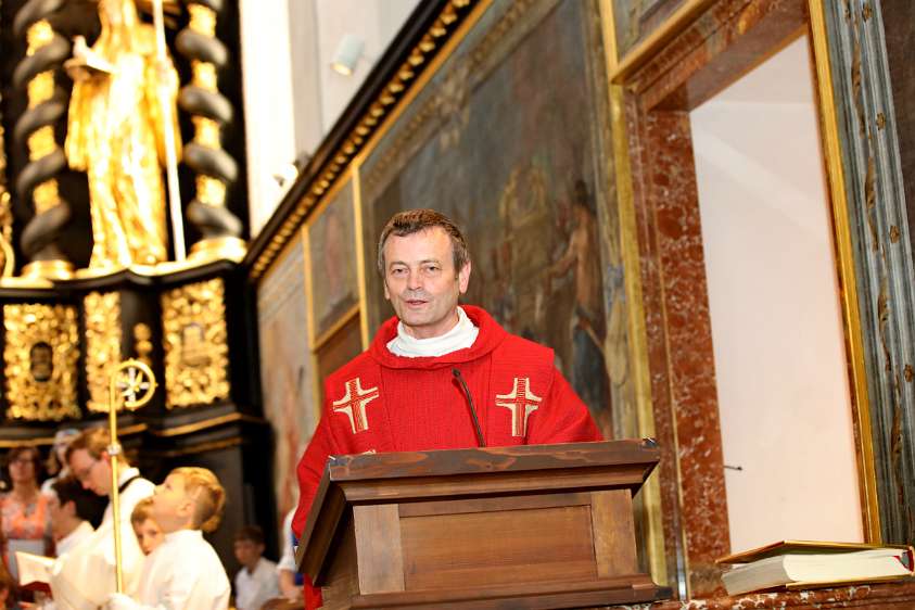 Firmung Seitenstetten (08h30) Pfarrer P. Laurentius bestätigt dem Abt, dass die Firmlinge für die Firmung gut vorbereitet sind.