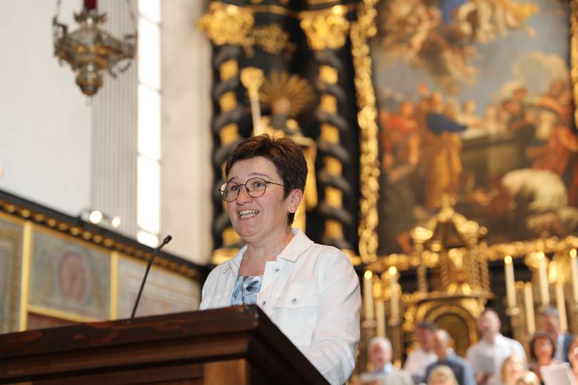 Firmung Seitenstetten (11h) Prof. Lucia Deinhofer übt mit Firmlingen die Lieder für den Gottesdienst.