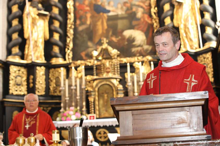 Firmung Seitenstetten (11h) Pfarrer P. Laurentius bestätigt dem Abt, dass die Firmlinge für die Firmung gut vorbereitet sind.