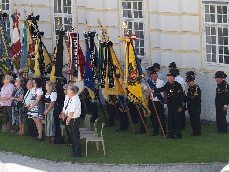 Gedenkmesse für den ÖKB Präsidenten Franz Karlinger Neigung der Fahnen als Ehrenbezeugung vor dem Altarsakrament.