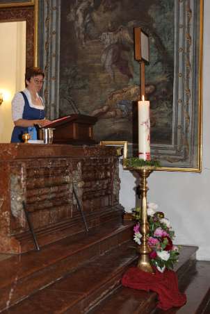 Firmung in Seitenstetten 08h30 Prof. Lucia Deinhofer begrüßt die Firmlinge und übt mit ihnen die Lieder.