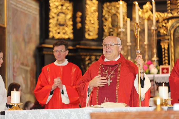 Firmung in Seitenstetten 08h30 Abt Petrus Pilsinger begrüßt die Firmlinge.