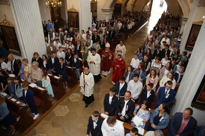 DekanatsFirmung Seitenstetten (08h30) Feierlicher Einzug in die Stiftskirche.