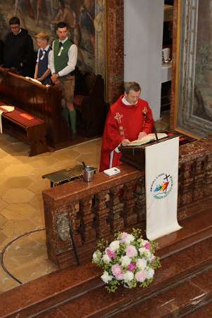 DekanatsFirmung Seitenstetten (08h30) Evangelium. P. Laurentius Resch liest Lk 19, 12-26.
