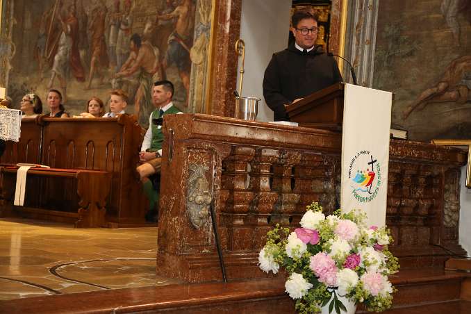 DekanatsFirmung Seitenstetten (08h30) Abt Petrus fragt Prior P. Florian Ehebruster, ob die Firmlinge auch gut vorbereitet sind.
