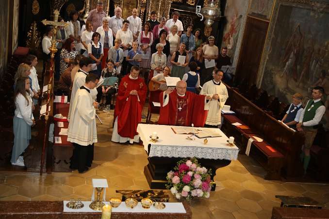 DekanatsFirmung Seitenstetten (08h30) Abt Petrus ruft den Heiligen Geist auf die Firmlinge herab.