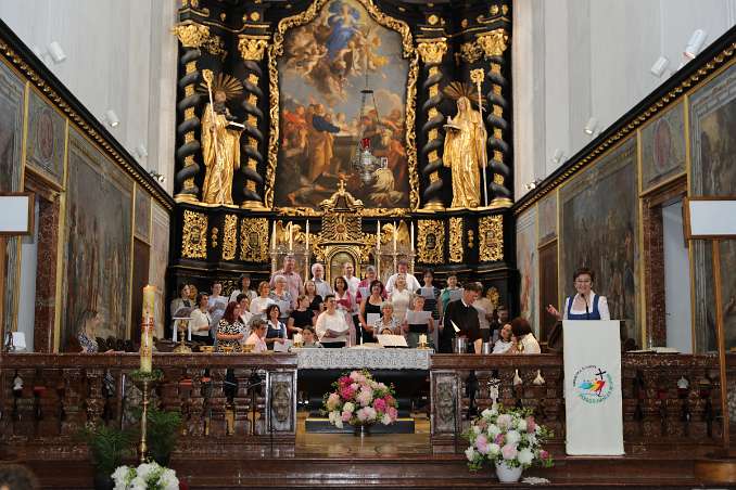DekanatsFirmung Seitenstetten (118h00) Mag. Lucia Deinhofer übt mit den Firmlingen die Mess-Lieder.