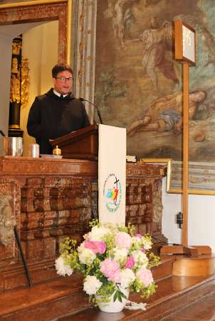 DekanatsFirmung Seitenstetten (118h00) Pfarrer P.Florian Ehebruster bezeugt dem Firmspender Abt Petrus, dass die Firmlinge gut vorbereitet sind.