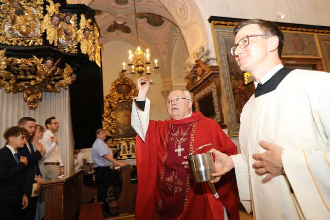 DekanatsFirmung Seitenstetten (118h00) Abt Petrus besprengt die Firmlinge und ihre Paten mit Weihwasser.