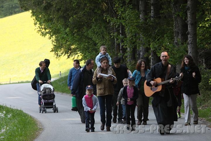 2009.05.03_11.21.22.jpg - Lobpreislieder singend ging die kleine Schar der Familien mit den Johannesbrdern von Allhartsberg auf den Sonntagberg.