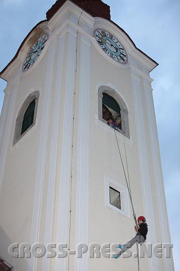2009.06.05_20.51.18.jpg - "Ich häng' an meiner Kirche", demonstrierten nicht nur im übertragenen Sinne die Jugendlichen am Turm der Bürgerspitalkirche in Waidhofen/Ybbs.