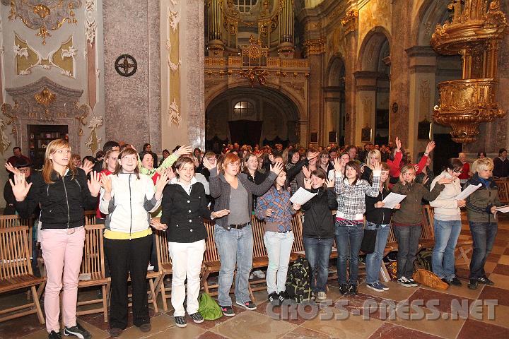 2009.06.05_23.04.37.jpg - Viele Jugendliche, besonders aus Neuhofen und Ybbsitz, kamen, um die "Lange Nacht der Kirche" in der Basilika am Sonntagberg zu erleben.  Hier beim Lobpreis während des Pilgergottesdienstes.