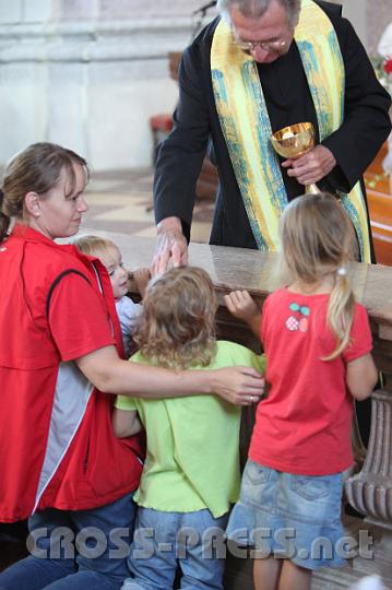 2011.09.10_17.10.24.jpg - Der Kalasantinerpater Bruno Meusburger, Pfarrer von "Maria vom Siege" in Wien Fünfhaus erteilt die Kommunioin und segnet die Kindern.