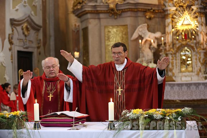 2013.05.20_08.49.42_01.jpg - Abt Petrus und sein Vorgänger Abt Berthold rufen den Heiligen Geist auf die Firmlinge herab.