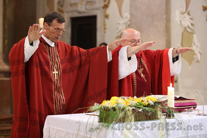 2013.05.20_11.14.31.jpg - Altabt Berthold Heigl und Abt Petrus Pilsinger rufen den Heiligen Geist auf die Firmlinge herab.