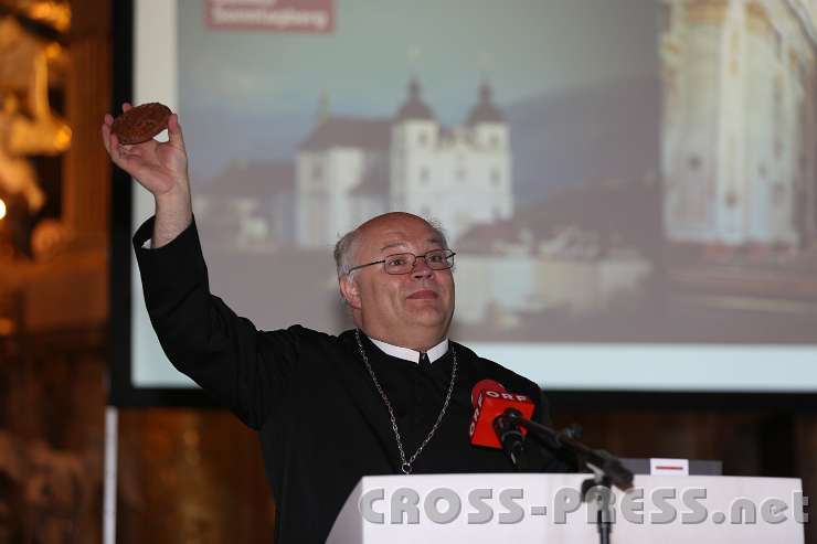 2014.06.03_20.08.40.jpg - Abt Petrus zeigt einen "Fraisenstein", dem er an vier Partner des Projektes Sonntagberg überreichte.